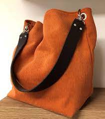 Un grand sac à main est un accessoire magnifique et très utile pour la femme pressée qui veut avoir avec elle tout le confort nécessaire. Sac Fourre Tout Femme Velours Cotele Orange Anse Cuir Amovible Sac Hobo Orange Cuir Marron Graine Sac Porte Epaule Style Sporstwear