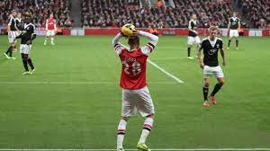 Merasa mendapat perlawanan, suporter nice spontan langsung menyerbu ke dalam lapangan.pic.twitter.com/0g4fmeejwu. Cara Melakukan Lemparan Ke Dalam Throw In Sepak Bola Penjasorkes