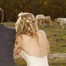 Schönste brautkleid für den schönesten tag. Der Dreck War Ihr Egal Braut Bringt Kalb Im Hochzeitskleid Zur Welt Und Heiratet Anschliessend Bunte De
