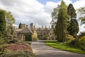 David And Victoria Beckham Are Reportedly Buying The Most Expensive Country Home In The Uk For 41 Million Architecture Design Country Estate David And Victoria Beckham Celebrity Houses