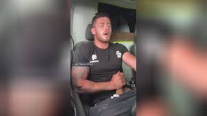 شاب هواة يقود شاحنته في الأماكن العامة يتحدث بطريقة قذرة بينما يستمني الرجل  المنفرد ذو العضلات والوشم من أجل شاعر المليون. - مجموعة أفلام سكس مجانية-  djav tube the best premium porn