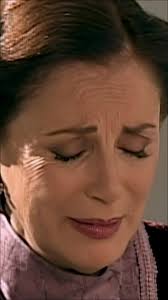 Rogelio se siente devastado luego de saber que no volverá a caminar, pues  no encuentra la manera en que le dirá a su hijo que no podrá jugar con él  como se