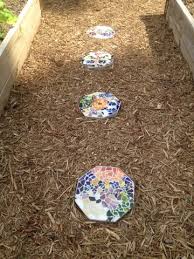 Diy Mosaic Or Gem Stepping Stones This Also Explains How To Make Stepping Stones With Your Child S Handpr Stepping Stones Diy Stones Diy Outdoor Diy Projects