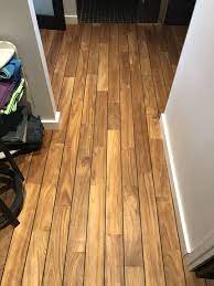 realisation d une pose collee en plein d un parquet massif en teck pre huile avec joint noir pont de bateau integre parquet pont de bateau pose parquet parquet