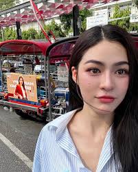 Foto del compleanno di Ling, lei era immensamente felice. I fan le regalano  sempre giornate fantastiche. Spero che il suo prossimo compleanno sia  festeggiato con tributi di fan di tutto il mondo. #