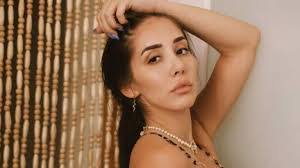 Naomi Ross's Instagram, Twitter & Facebook