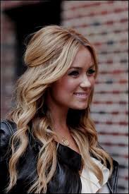 Mit wenigen handgriffen und unterschiedlichen hilfsmitteln gelingen frisuren für jeden anlass. Damen Frisuren Locken Frisuren Lange Haare Naturliche Hochzeit Meine Frisuren Frisur Lange Haare Locken Schone Frisuren Lange Haare Locken Frisuren