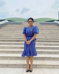 Ambil kain yang dimaksud dan tarik dengan lembut dari sisi ke sisi, dari atas ke bawah, lalu secara diagonal. 9 Busana Etnik Tradisional Krisdayanti Saat Kerja
