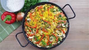 La paella mixta, como su nombre indica, es una mezcla de arroz, marisco y carne, además de una mezcla de vegetales para hacer el delicioso sofrito indispensable. Paella Vegana Como Hacer Paella Vegana Paso A Paso Shiny Veggies