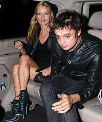 Pete doherty arrested by police in paris 'with cocaine'. Pete Doherty Malte Kate Moss Mit Blut Kunstwerk Wird Verkauft Leute Bild De
