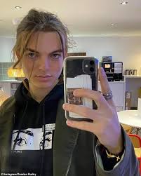 Damian charles hurley (born 4 april 2002) is an english actor and model. Damian Hurley 18 Shows Off His Modelling Poses As He Snaps Some Smouldering Selfies Aktuelle Boulevard Nachrichten Und Fotogalerien Zu Stars Sternchen