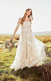 Das kleid ist durch die stickereien ein absoluter hingucker! Boho Brautkleid Sinnlich Naturlich Verspielt Jetzt Entdecken