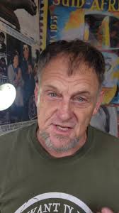 Maandag 25 November, , Ek klets oor die Zama Zamas, die Bokke, die hartseer  nuus van Bobby en Annatjie, die apologie vir Apartheid, oor Mej Heelal, oor  hoofstroommedia en Jaguar trek 'n Budlite op ...