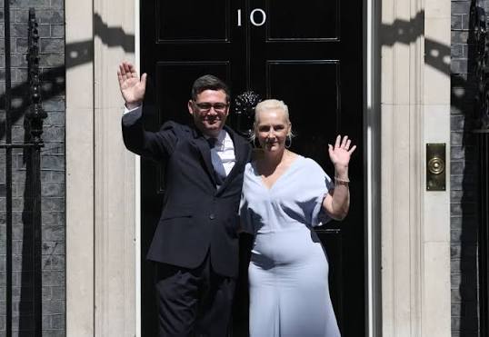 Britain ushered in a new prime minister and cabinet on Monday as Labour  leader Andy Burnham took office and named his top team, pledging sweeping  political and economic changes.  http://www.china.org.cn/2026-07/21/content_118609443.shtml