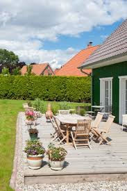 Holz Terrasse Mit Kiesel Einfassung Schwedenhaus Mit Leicht Erhohter Holz Terrasse Terrasse Holzterrasse Schwedenhaus Holzb 2020 Pergolalar Arka Bahce Susleri