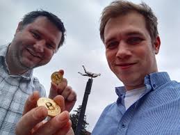 1. 5. 🚀 v čase ⏰, kdy ještě všichni spali 🛌 , spustil Jarda Majer  👨‍🔧společně s Mára Vlček👨‍💻 první 🥇 cs/sk krypto komunitní 👥 web s  automatizovanou palbou v krypto měně