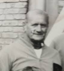 Willie Bezuidenhout Noord Transvaal stoei afrigter, was ook ons afrigter by  Blesbokpark stoeiklub in Witbank, het baie Springbok stoeiers en SA  kampioene gevorm onder andere Francois Rossouw, André Botes, Theuns  Rossouw, Sarel