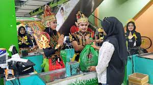 Tuh kan, kamu pasti lagi asyik di kamar makanya nggak dengerin kalau pengantar makanannya datang sedikit lebih awal dari tante. Karyawan Lb Swalayan Berkostum Wayang Peringatan Hari Pelanggan Radar Banyumas