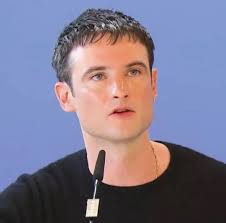 The first trailer for a film in which Jude Law plays Vladimir Putin has  been released, and a report in Moscow said it could be shown in Russian  cinemas. The Wizard of