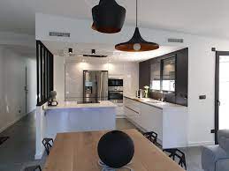 cuisine blanche avec ilot et verriere cuisines design cuisine blanche et bois cuisine blanche