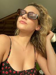Lili reinhart, 24, has revealed that she is 'okay' with the fact that she is 'never going to have abs'. Lili Reinhart Lilireinhart Twitter