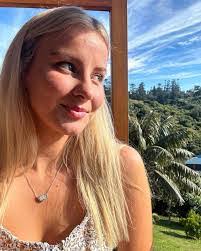 Sara Janus's Instagram, Twitter & Facebook