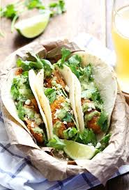 Crispy Fish Tacos With Jalapeno Sauce Pinch Of Yum Rezept Rezepte Fisch Tacos Gutes Essen