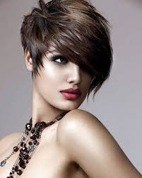 A las chicas con rulos les sientan muy buen los cortes de cabello corto porque pueden jugar con la textura y el volumen natural del pelo. Cortes De Cabello Corto Para Mujer 100 Ideas Perfectas Para El Verano Del 2018