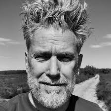 The woman who created her own brand of "R n' B", the only problem....it's a  Gibson.