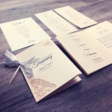 Menukarten Tischkarten Mit Gastenamen Und Kirchenheft Mit Lasercut Und Bedruckter Satinschleife Fur Eine Traumhafte Winterhochzeit Hochzeit Karten Gestaltun In 2020