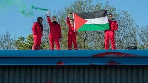 علم إنجلترا مكون من صليب القديس جورج باللون الأحمر، حيث استخدم خلال العصور الوسطى وخلال الحملة الصليبة ممثلة إنجلترا. Ø¥Ø³Ø±Ø§Ø¦ÙŠÙ„ ÙˆØºØ²Ø© Ù…Ø­ØªØ¬ÙˆÙ† ÙŠØ±ÙØ¹ÙˆÙ† Ø§Ù„Ø¹Ù„Ù… Ø§Ù„ÙÙ„Ø³Ø·ÙŠÙ†ÙŠ Ø¯Ø§Ø®Ù„ Ù…ØµÙ†Ø¹ Ø·Ø§Ø¦Ø±Ø§Øª Ù…Ø³ÙŠØ±Ø© ÙÙŠ Ø¨Ø±ÙŠØ·Ø§Ù†ÙŠØ§ Bbc News Ø¹Ø±Ø¨ÙŠ