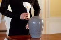 Die urne darf nicht an die ange­hö­ri­gen zur auf­be­wah­rung zuhau­se aus­ge­hän­digt wer­den. Urne Zu Hause Privatbegrabnisstatte Bestattung Wien Aevum Bestattung