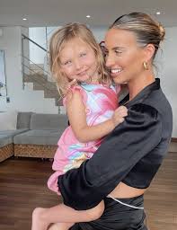 Ferne mccann was raised in brentwood, essex. 2021 Ferne Mccann Gibt Herzzerreissend Zu Dass Sie Von Ex Freund Arthur Collins Ihrer Idealen Schwangerschaft Beraubt Wurde Gettotext Com
