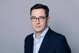 De ami ennél is durvább, hogy a dokumentum szerint a kisvárosi kórházakban csak nappal szülhetnének a nők, ügyeleti időkben a nagyobb, megyei kórházakba irányítanák őket. Ox3a0qo0qy1svm