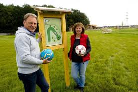 Soccergolf ist ein kontaktloser individualsport im freien und ist unter einschränkungen während der pandemie nach den aktuellen vorgaben des freistaates bayern möglich. Erstes Soccergolf Der Region Im Landkreis Ebersberg Ebersberg Sz De
