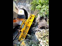 110車次 彩繪普悠瑪2.0 通過 & 51車次 莒光號列車 開車 斗六交會. H42ohgnd2uvcm