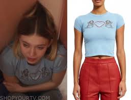 Наиболее известна по роли эмалин аддарио в телесериале netflix «сплошной отстой!» и идэн блэйн в телесериале «рассказ служанки». Sydney Sweeney Fashion Clothes Style And Wardrobe Worn On Tv Shows Shop Your Tv