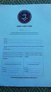 Dua orang suami 'geng takut bini' tengah bersembang di tepi pagar rumah sebelum masuk maghrib. Mbai Badrul Zr Twitter