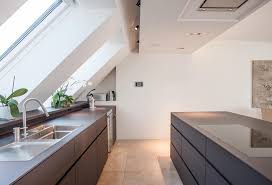 Echte Schreinerkuche Ohne Sichtbare Griffe Kuche Dachschrage Kuche Dachschrage Ideen Altbau Kuche