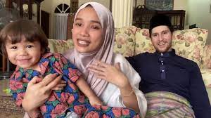 Anak saya baru umur 3 tahun, dan dia baru masuk playgroup. Video Raya From Mat Dan And Family Youtube