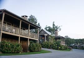 These 13 log cabins are adorable, and they're a short walk from a wonderful log restaurant in the 1927 inn, which also includes a dinner theater. 20 Cool Cabin Getaways In The Us Picked By Travel Experts Bobo And Chichi