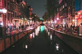 Je genauer man hinschaut, desto tiefer ist der sumpf. Das Amsterdamer Rotlichtviertel Amsterdam Nightlife Guide