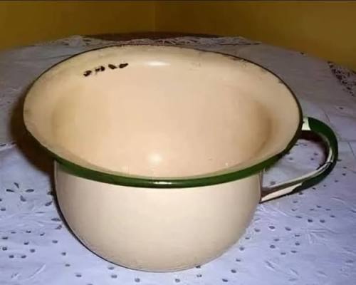 La bacinilla (también llamada bacinica, pelela, orinal o silla de noche)  tiene una larga historia que se remonta a la antigüedad. Su función  principal ha sido la de servir como recipiente portátil