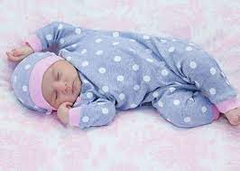 Selain motif keren dan warna atraktif, baju model atasan lengan panjang dan celana ini memiliki potongan leher bulat. 11 Baju Tidur Bayi Nyaman Dan Aman Untuk Buah Hati Anda