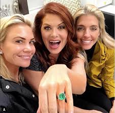 Alexandra Jules Press blog: debra, debra messing, emerald, golf, golf  necklace and more