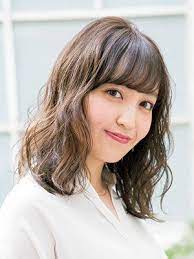 今どき前髪は束感が命 旬でかわいいおすすめ隙間バング スタイリング法 美的 com ヘアスタイリング おでこ狭い 前髪 ヘア アイディア