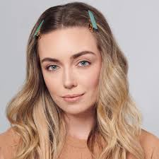 The banana clip was widely used to pull hair (feathered bangs included) into ponytails, loose updos, and even a low flipped bun. 7 Chic And Stylish Ways To Wear Hair Accessories L Ange Hair