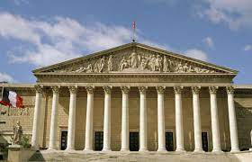L'assemblée nationale est l'institution française qui forme, avec le sénat, le parlement de la cinquième république. Assemblee Nationale Palais Bourbon Fremdenverkehrsamt Paris