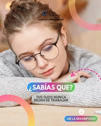 Sabías que tus ojos nunca dejan de trabajar, incluso mientras dormís?  Durante el sueño, realizan movimientos rápidos conocidos como REM (Rapid  Eye Movement), esenciales para procesar emociones y consolidar recuerdos.  🌙✨ El