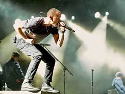 Bennington first gained prominence as a vocalist following the release of linkin park's debut album hybrid theory (2000), which was a worldwide commercial success. Linkin Park Gedenken Ihres Sangers Chester Bennington Stars
